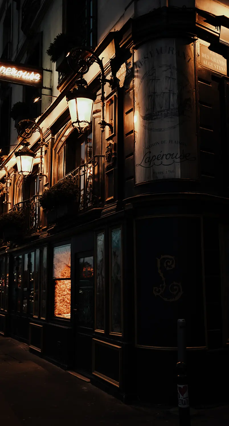 laperouse-holding-2-mobile